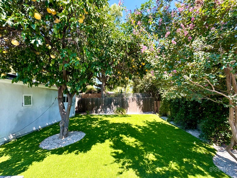  Sherman Oaks Home w/ Trendy Teen Rooms & Backyard 
