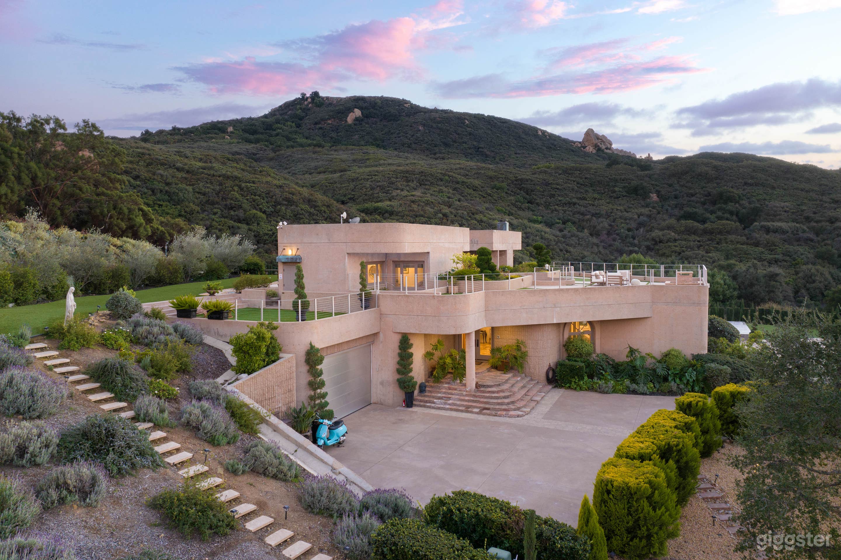 Stunt Mountain  Photo 2