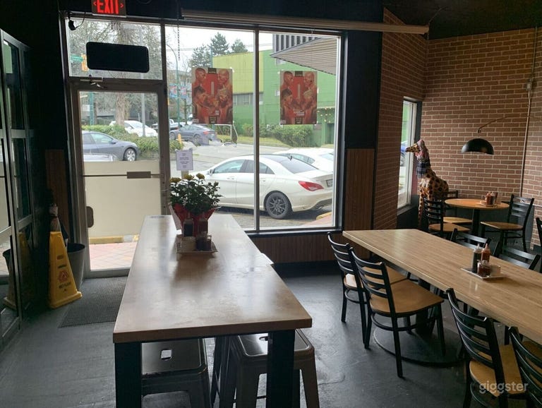  High table and long table, perfect for filming family gatherings 