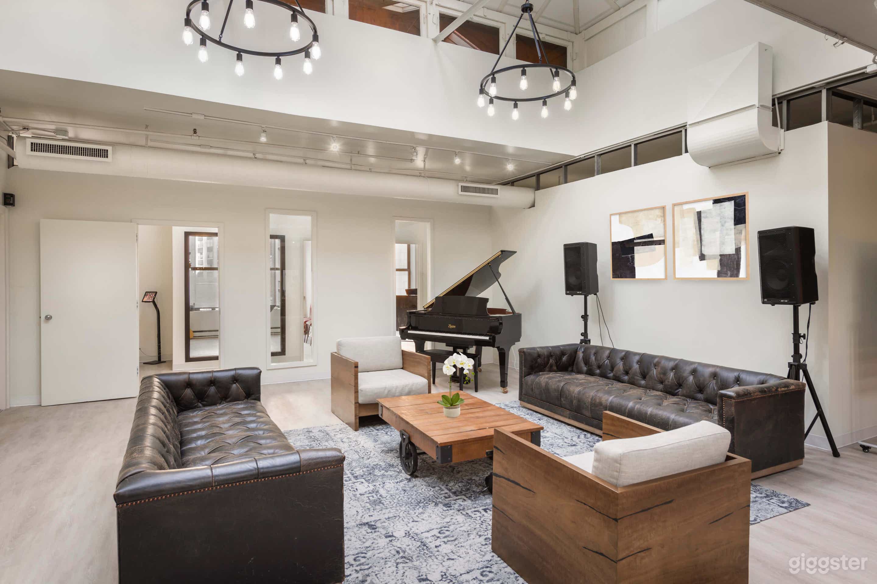 Elegant and Modern Downtown Studio Photo 1