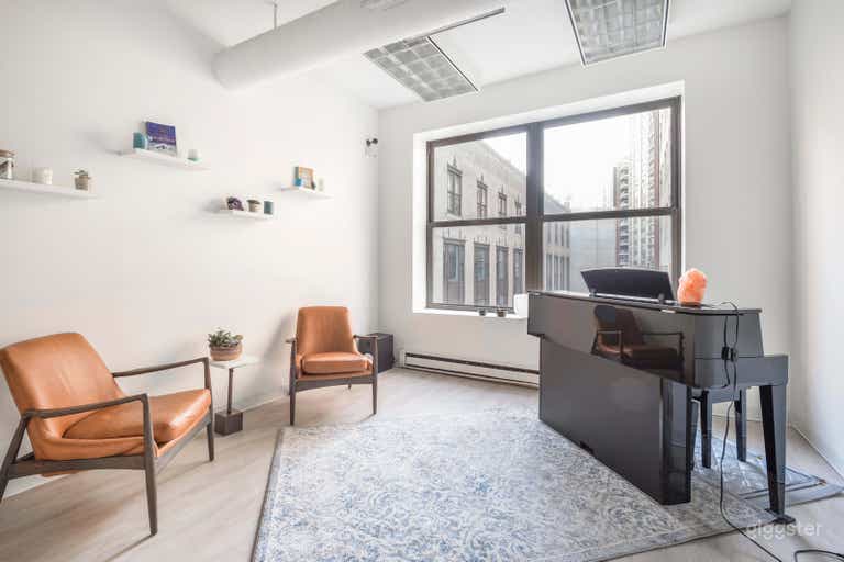  Elegant and Modern Downtown Studio 