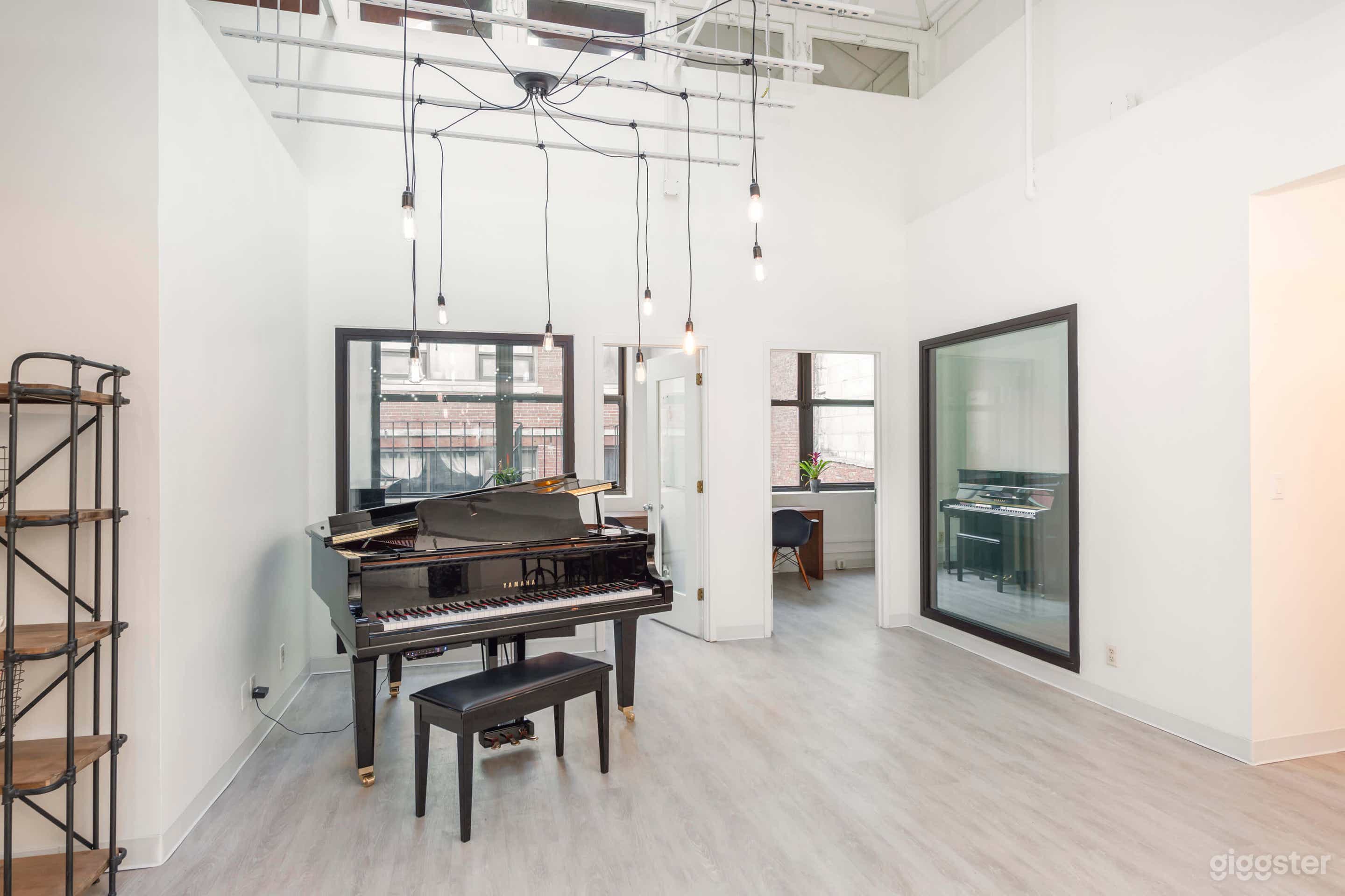 Elegant and Modern Downtown Studio Photo 2