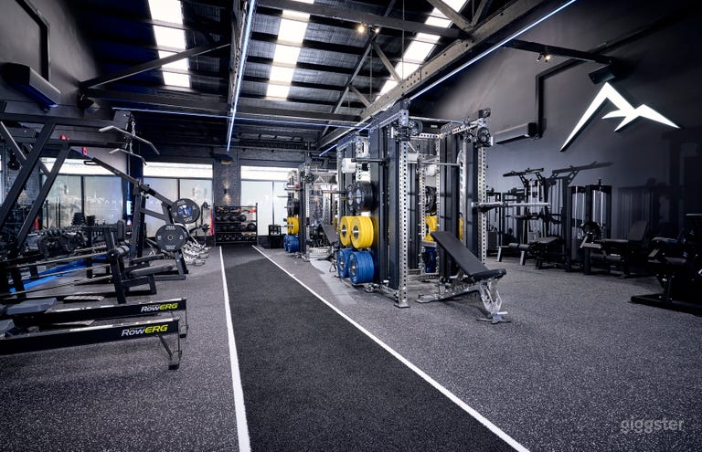  Gimnasio Industrial Elegante para Sesiones de Fotos y Videos de Fitness 