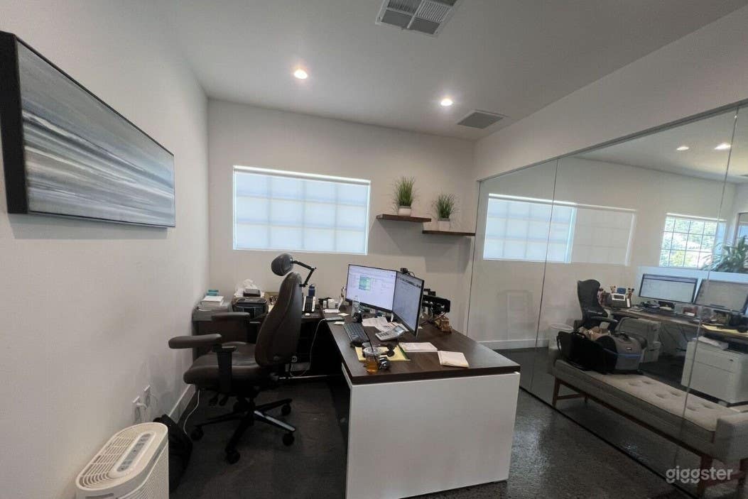 Classy Office Spaces Photo 4