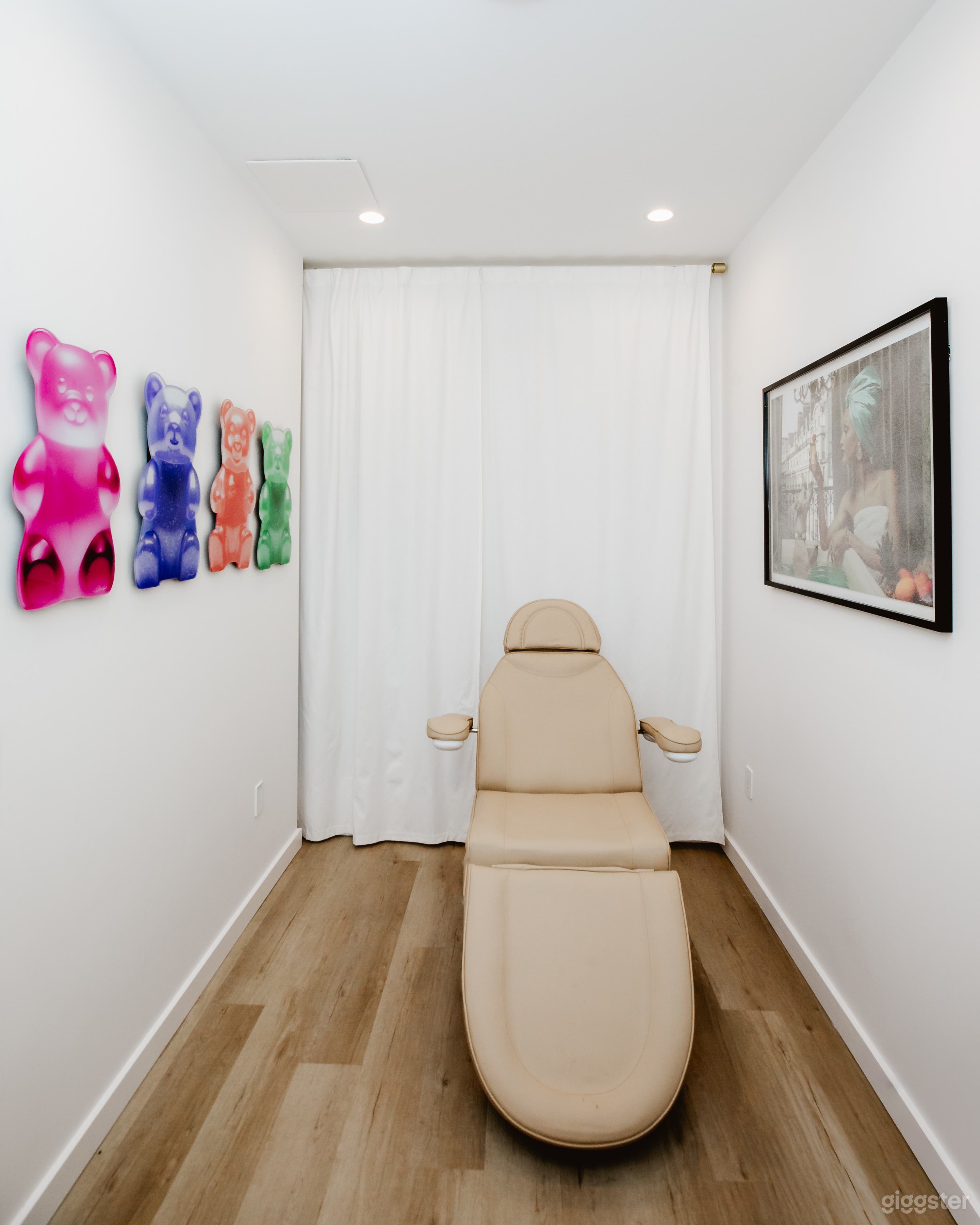 Clean and Bright Clinic Space Photo 3