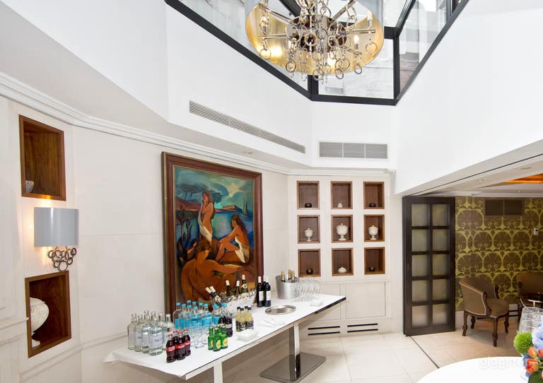  Intimate Dining Space with Natural Daylight for up to 8 people in London 