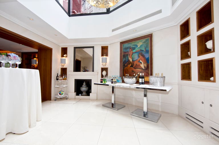  Intimate Dining Space with Natural Daylight for up to 8 people in London 