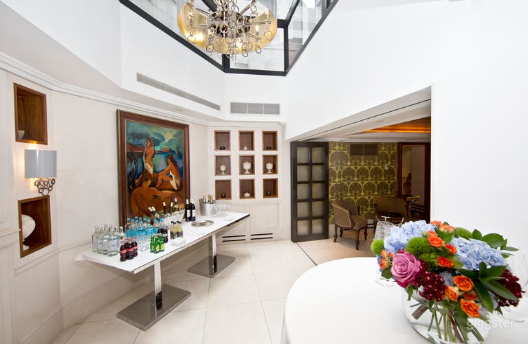  Intimate Dining Space with Natural Daylight for up to 8 people in London 