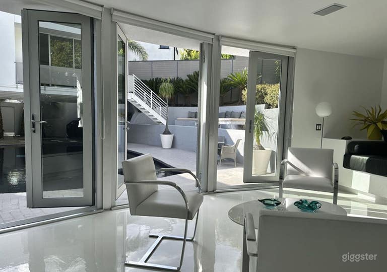  Cabana luminosa e ariosa con comodi posti a sedere adatti alla piscina che si affaccia sulla piscina e sulle aree relax. 