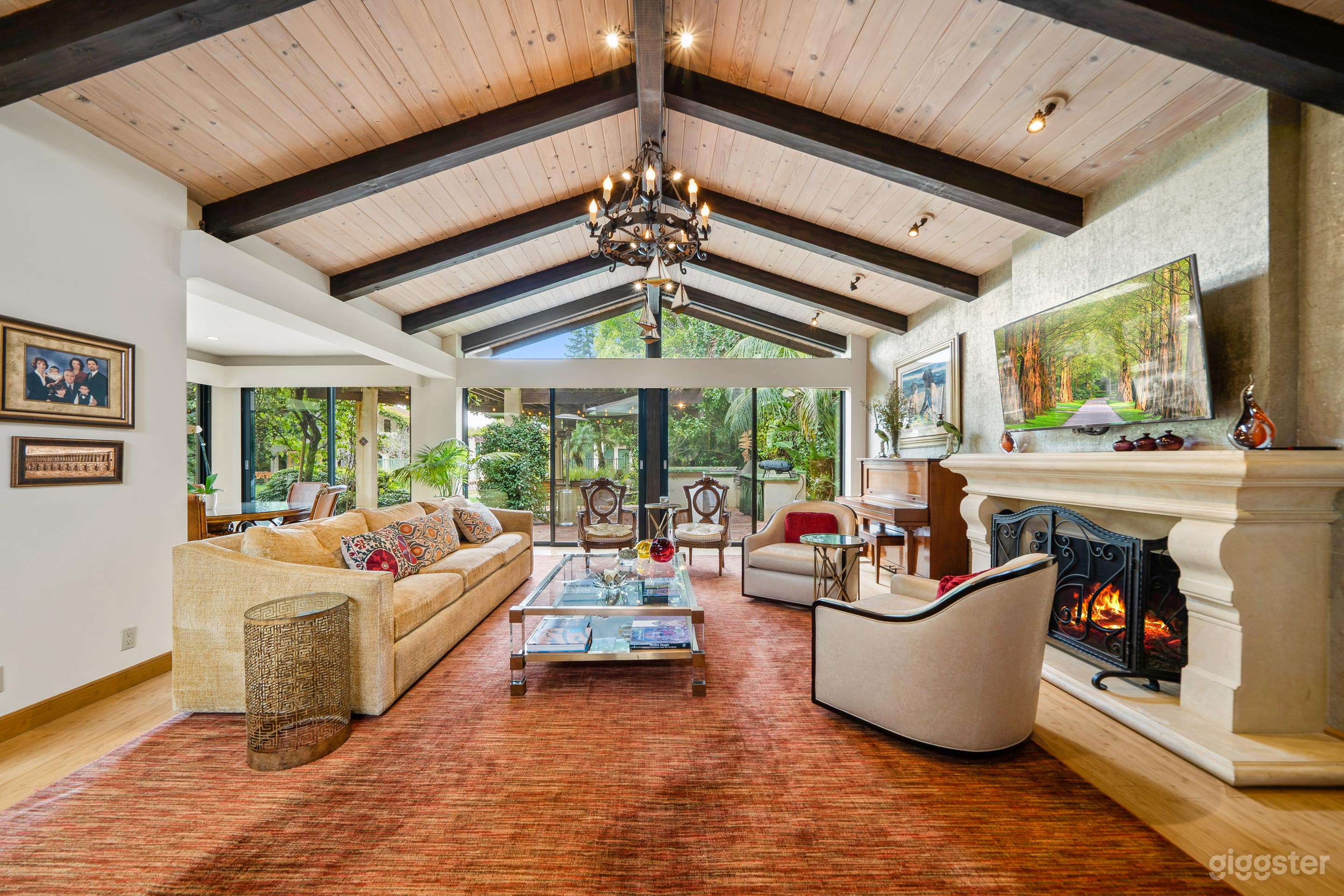 SPANISH HACIENDA RETREAT IN BRENTWOOD PARK Photo 2