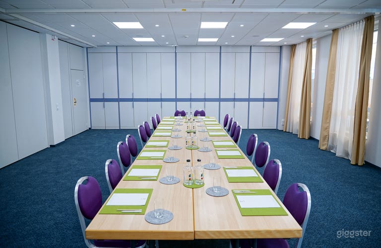  Lichtdurchfluteter Besprechungsraum 75 m² (Raum 3) 
