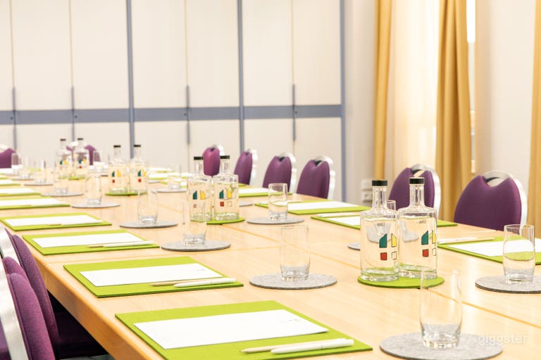  Lichtdurchfluteter Besprechungsraum 75 m² (Raum 3) 