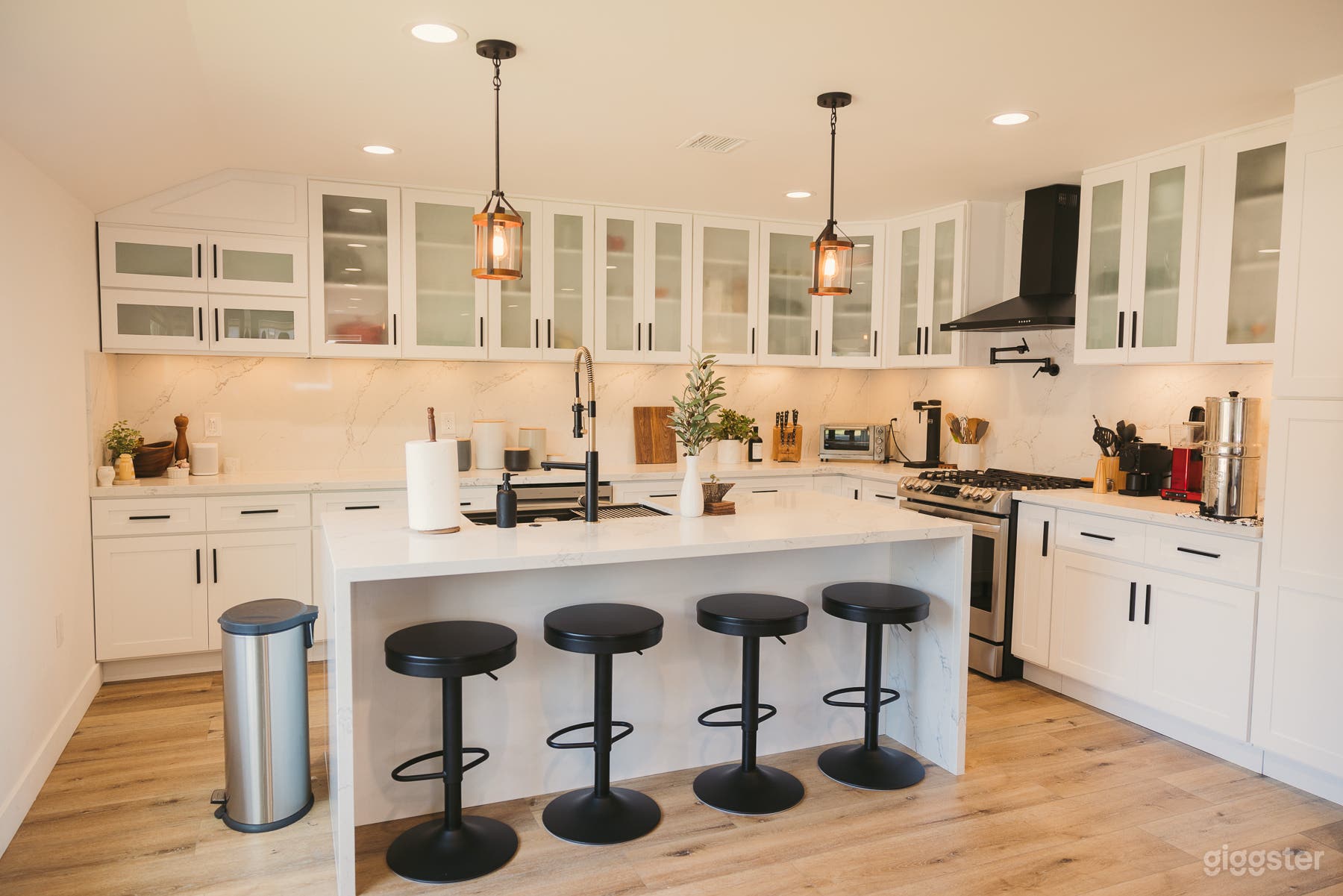 Mid Century Modern home |Modern Kitchen| Fireplace Photo 3