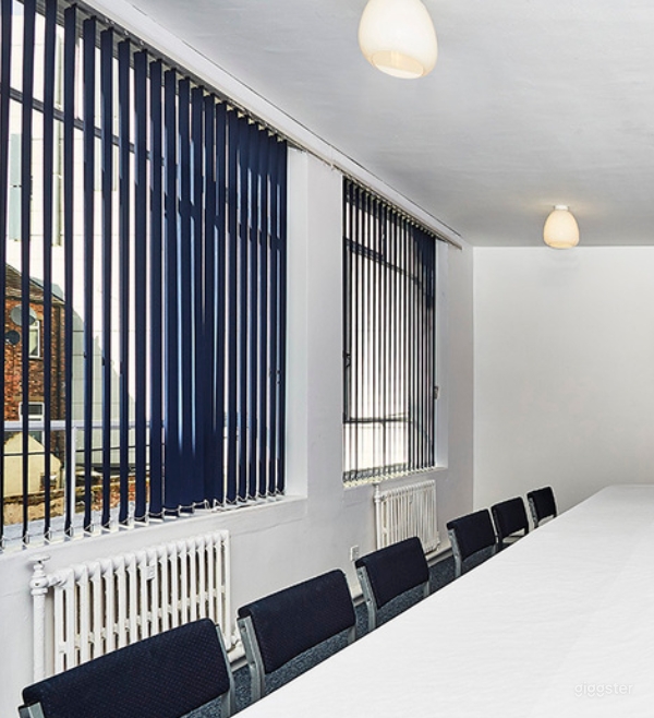 Waltham Room Photo 2