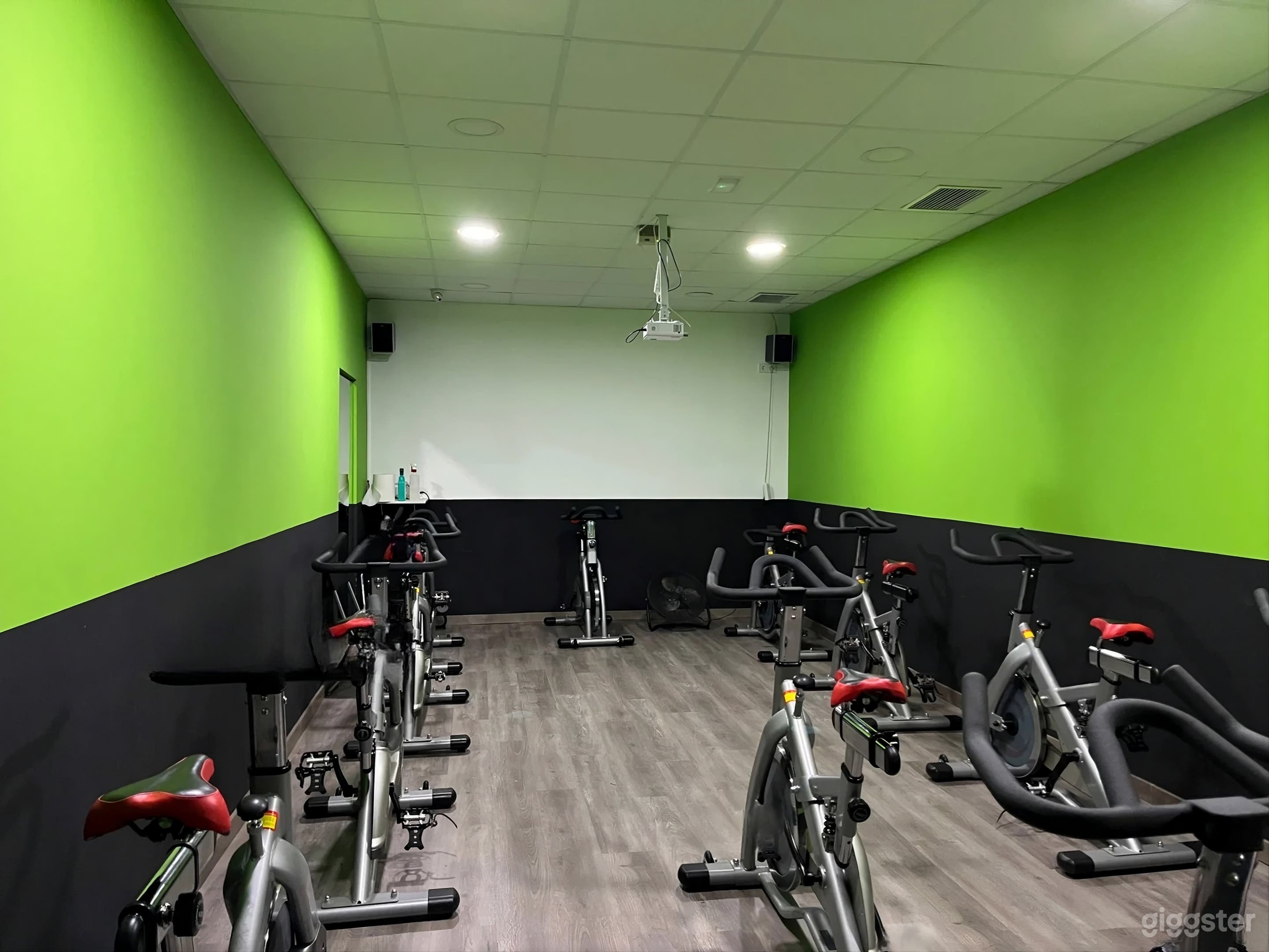 Gimnasio con mucho espacio Photo 3