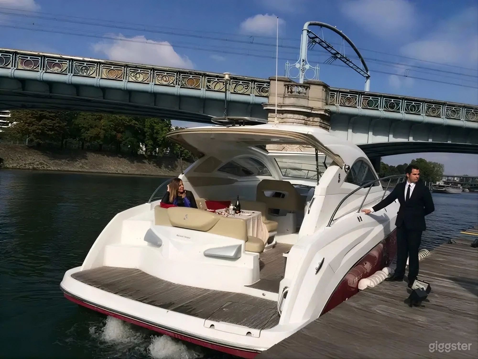 Photo de Yacht-Limousine Privé et Intime avec Salon en Teck 2