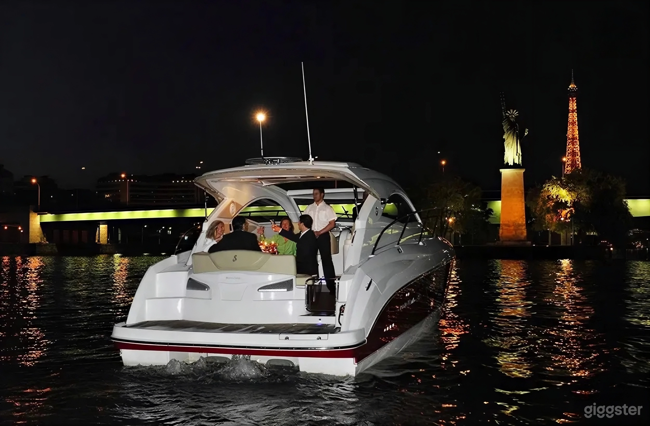 Photo de Yacht-Limousine Privé et Intime avec Salon en Teck 3