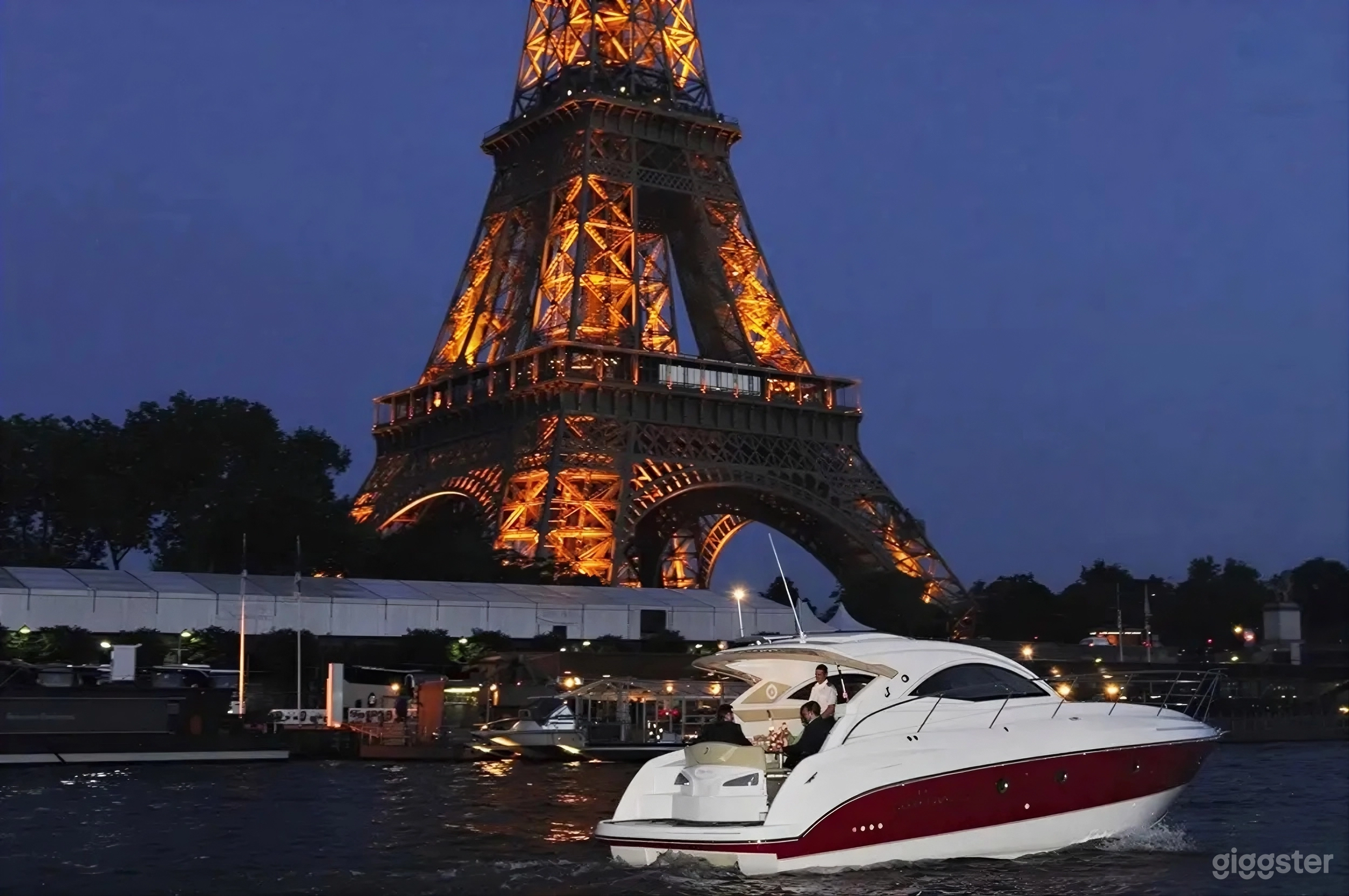 Photo de Yacht-Limousine Privé et Intime avec Salon en Teck 4