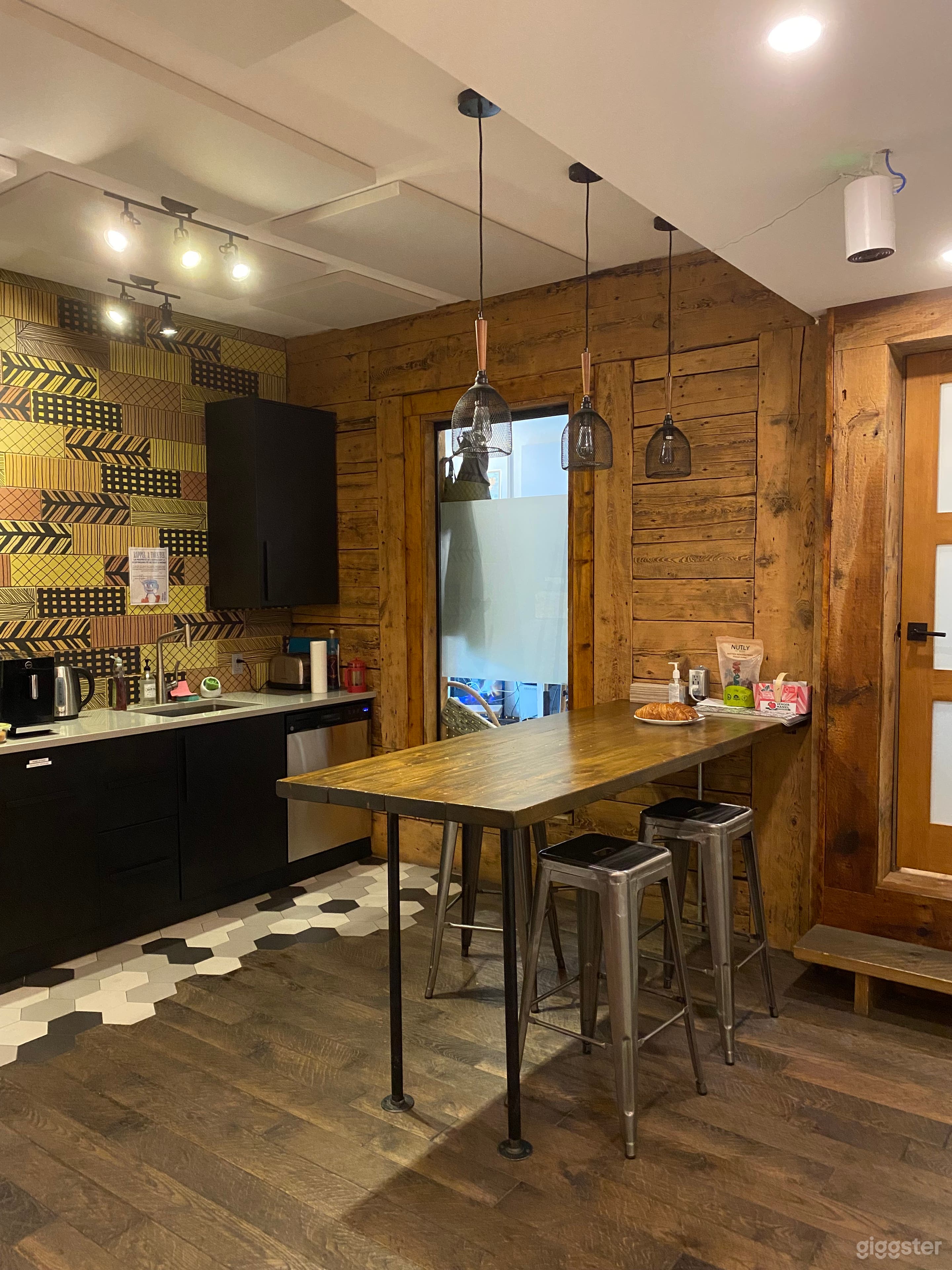 Beautiful Open Space for Art Exhibition Photo 3