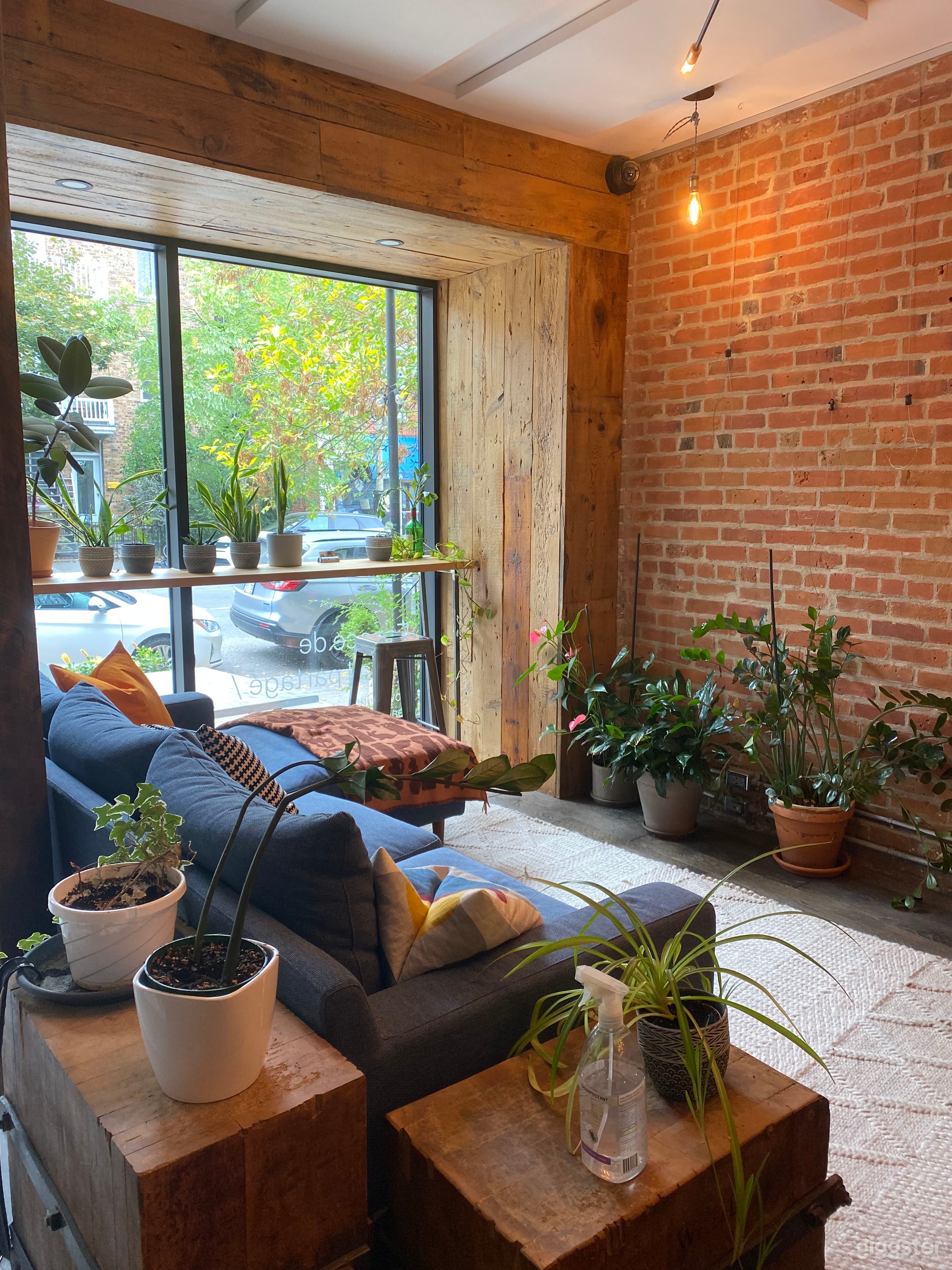 Beautiful Open Space for Art Exhibition Photo 1