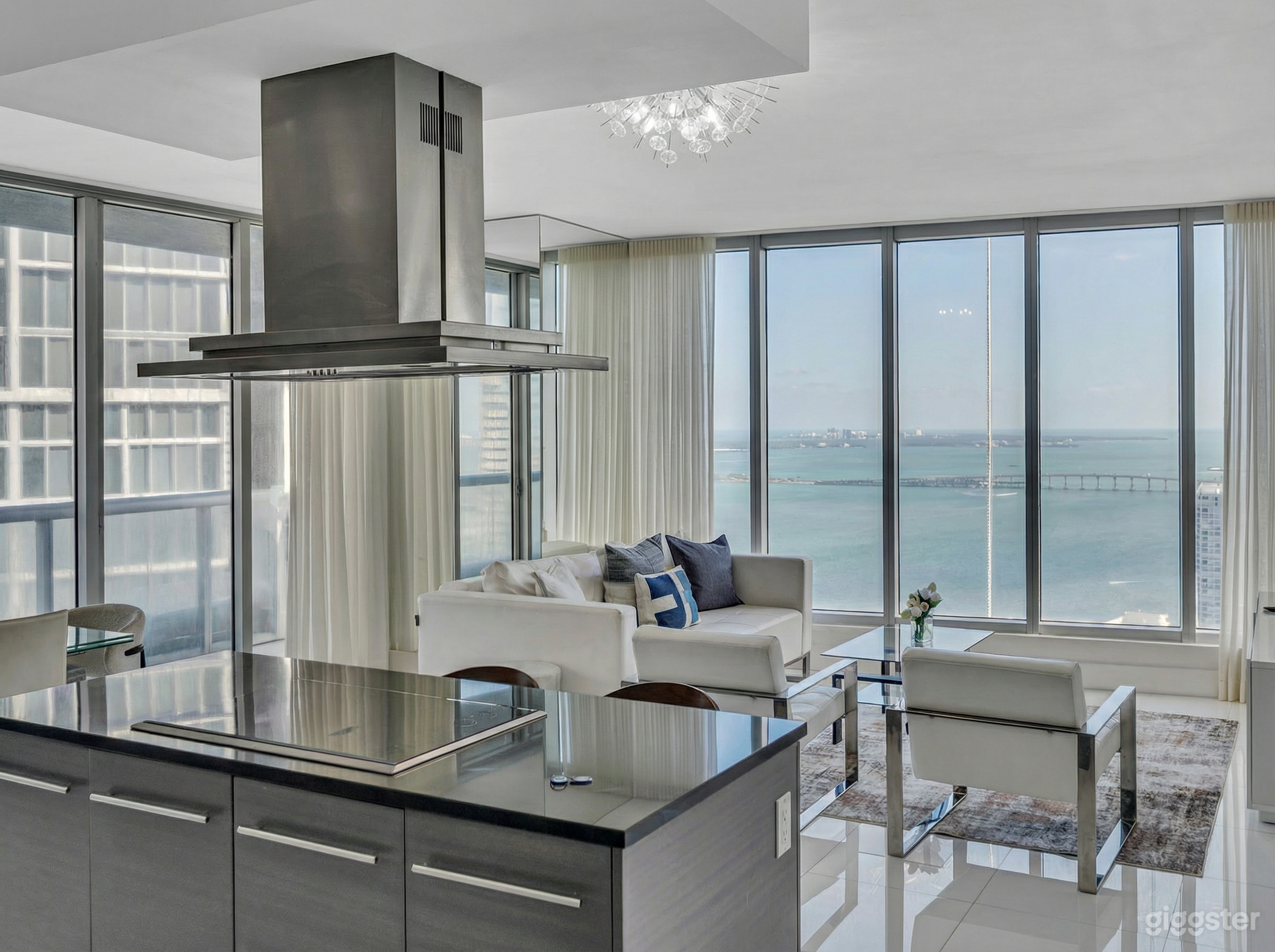 41st Floor Luxury Penthouse | Ocean Views | 2 Bed / 2 Bath Photo 3