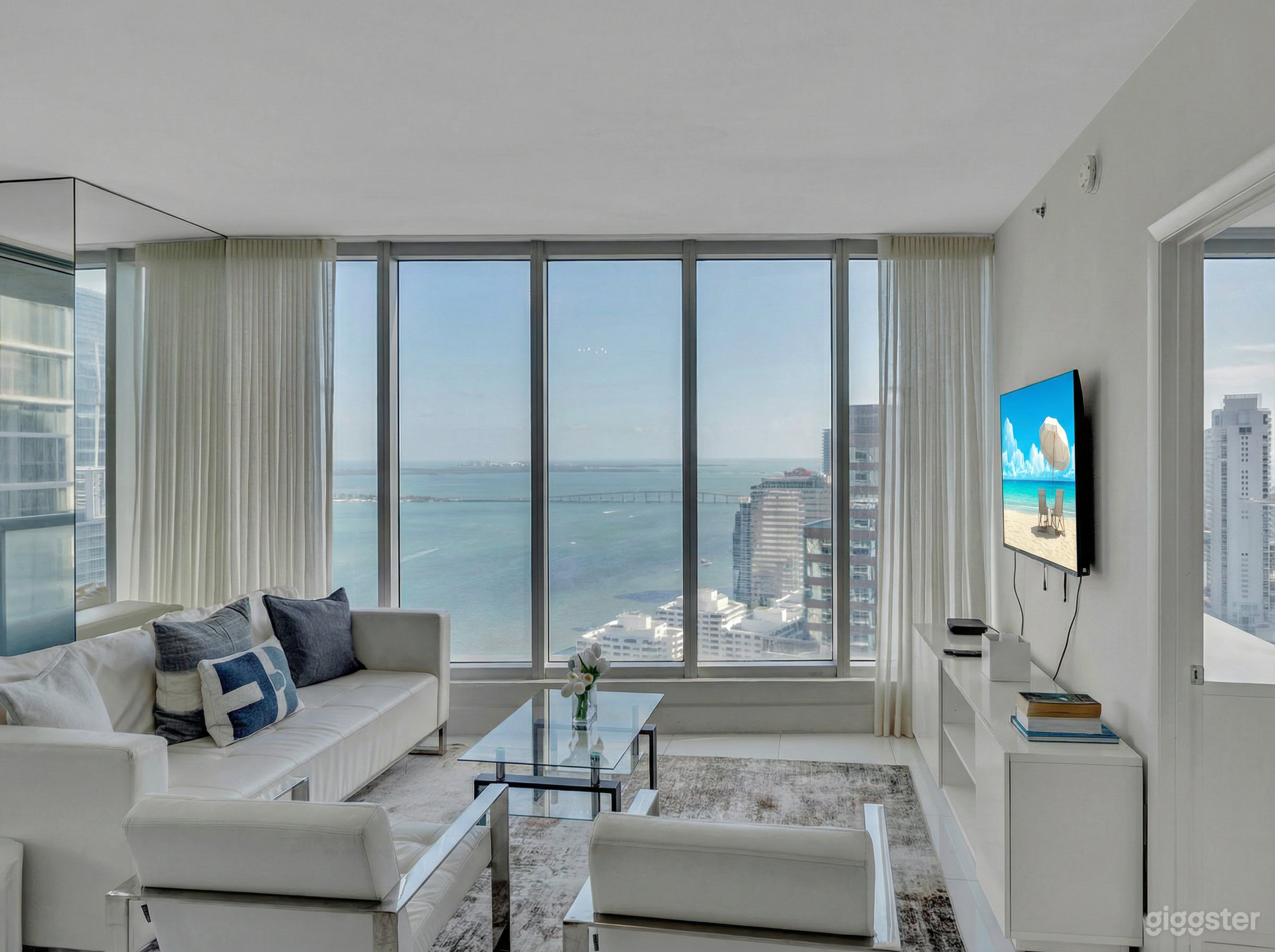 41st Floor Luxury Penthouse | Ocean Views | 2 Bed / 2 Bath Photo 4
