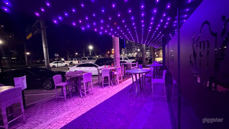  Locale Notturno di Lusso con Bar Completo e Illuminazione LED 