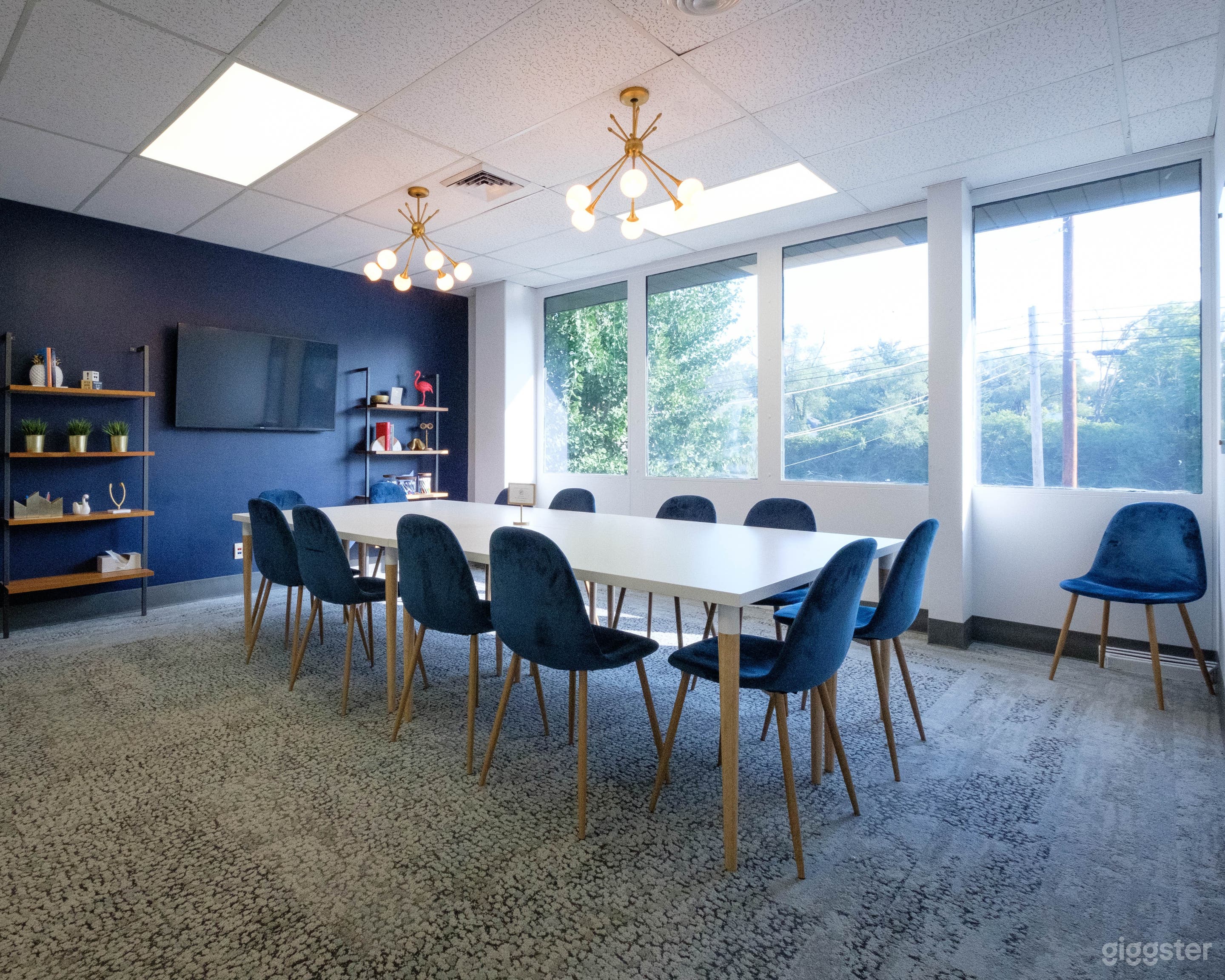 Convertible meeting room in UA with plentiful parking Photo 1