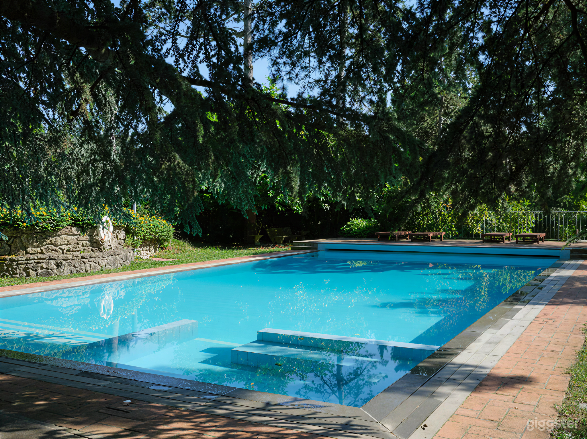 Foto di Piscina Infinity Privata 14×7 m con Ampio Parcheggio 1