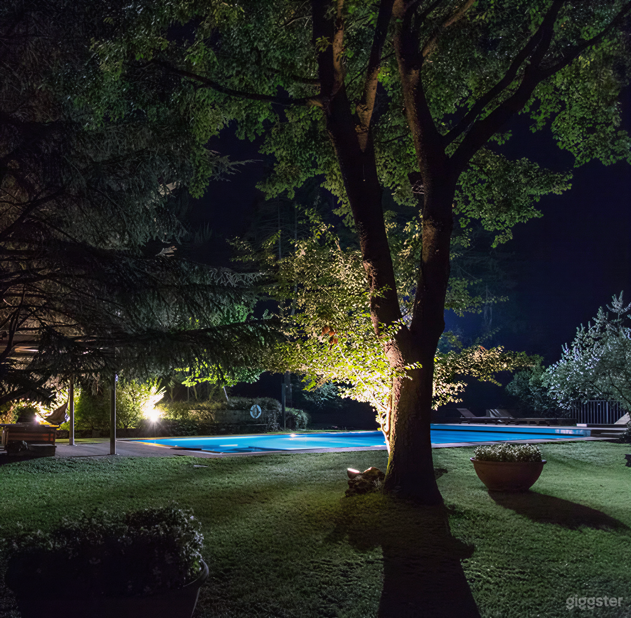 Foto di Piscina Infinity Privata 14×7 m con Ampio Parcheggio 3