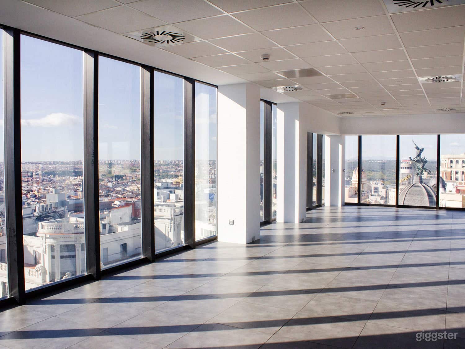 Elegante espacio con vistas en 360 grados sobre  la principal arteria de Madrid: La Gran Vía. Photo 1