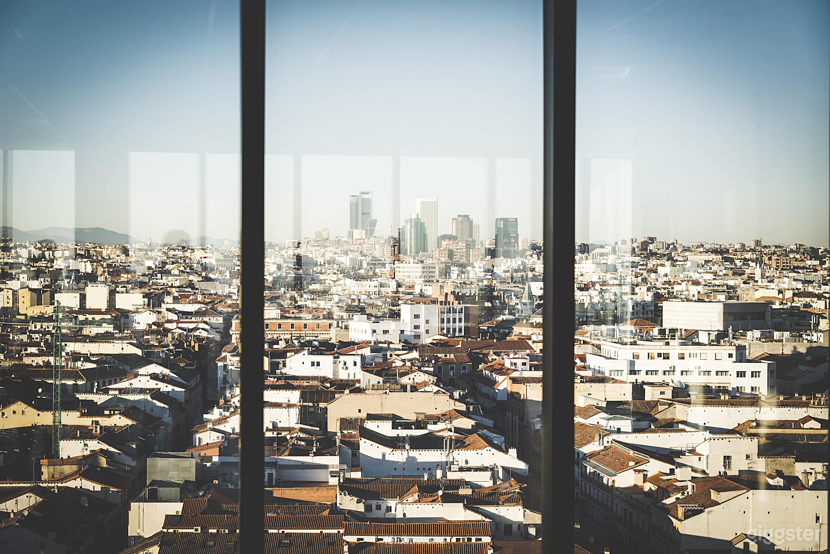 Elegante espacio con vistas en 360 grados sobre  la principal arteria de Madrid: La Gran Vía. Photo 2