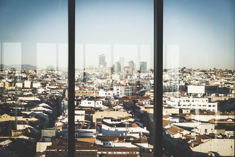  Elegant space with 360-degree views over Madrid's main artery: La Gran Vía. 