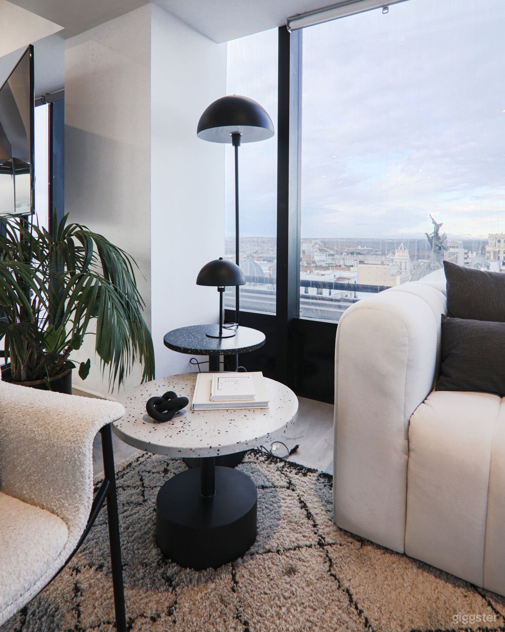 Elegante espacio con vistas en 360 grados sobre  la principal arteria de Madrid: La Gran Vía. Photo 4