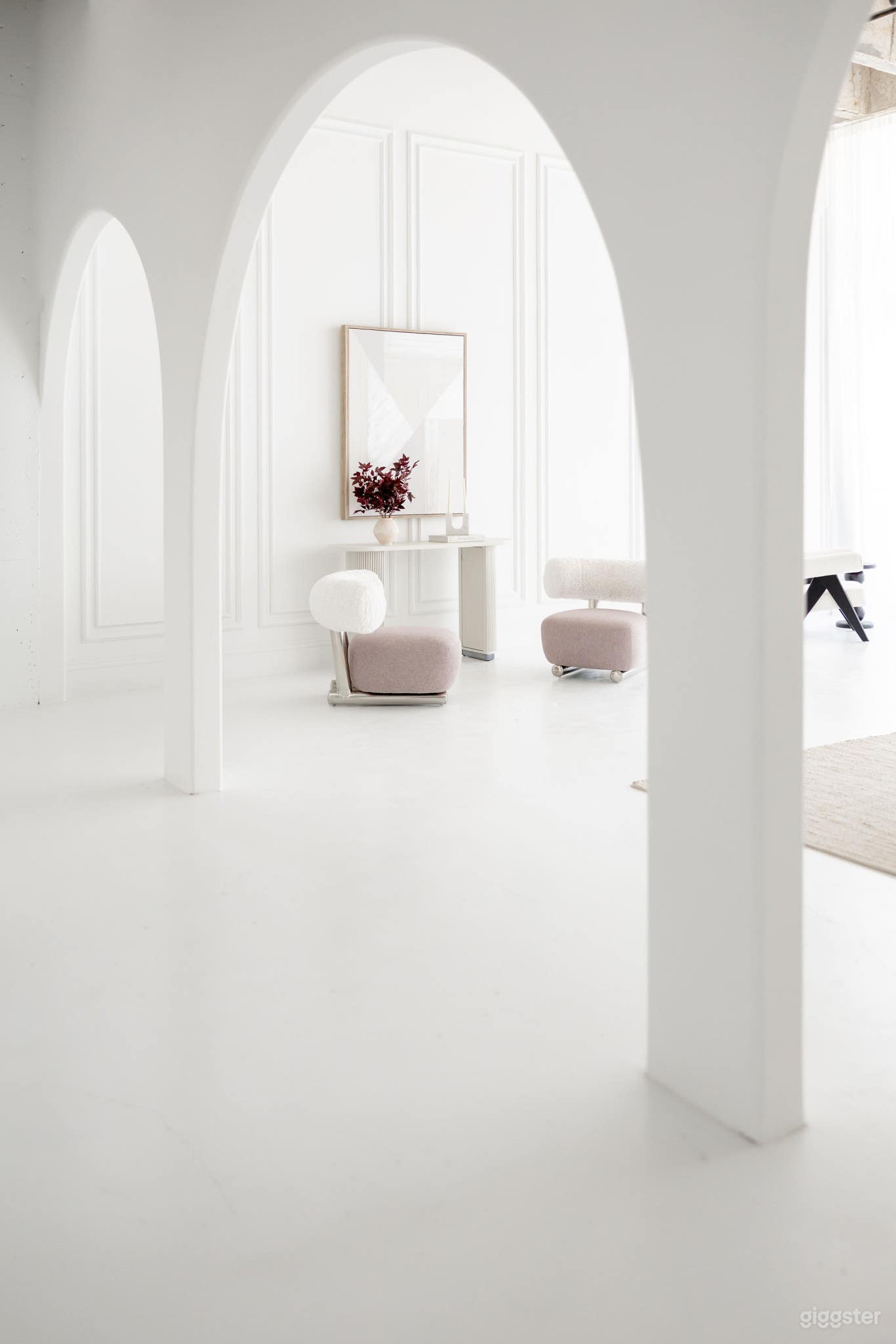 Aura elegant all white modern lived-in Parisian apartment Photo 3
