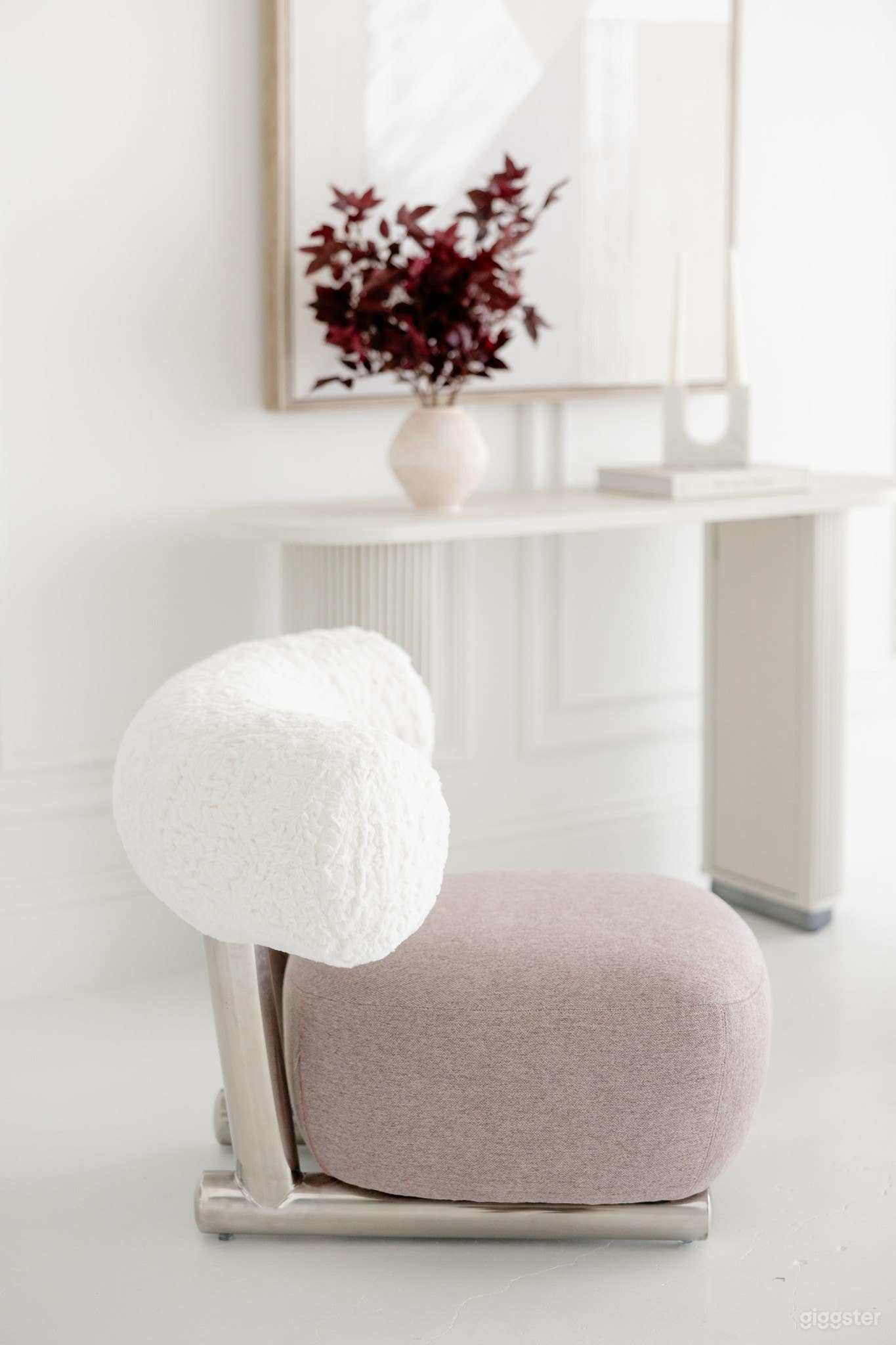 Aura elegant all white modern lived-in Parisian apartment Photo 4