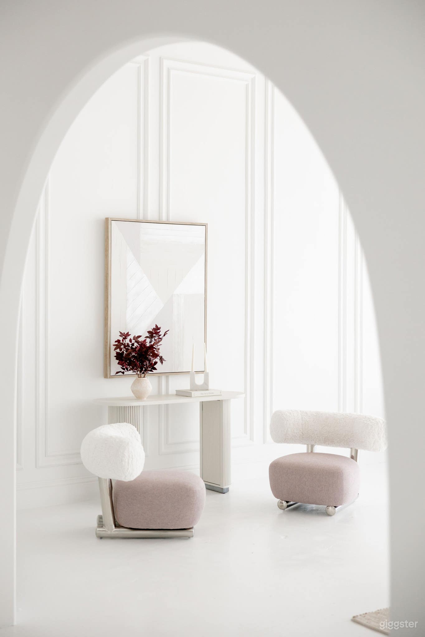 Aura elegant all white modern lived-in Parisian apartment Photo 2