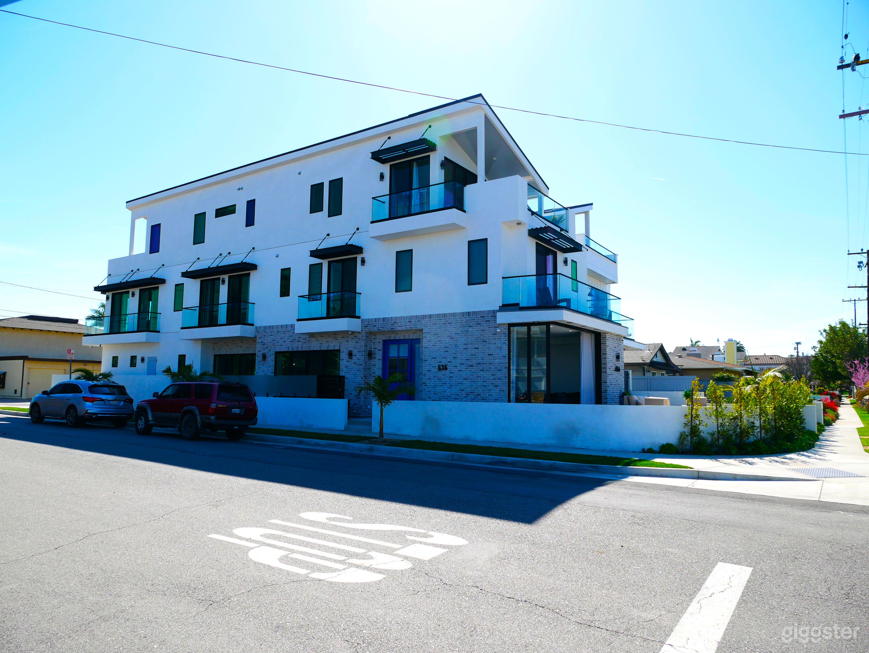 MODERN- BRAND NEW -3 LEVEL HOME  Photo 1