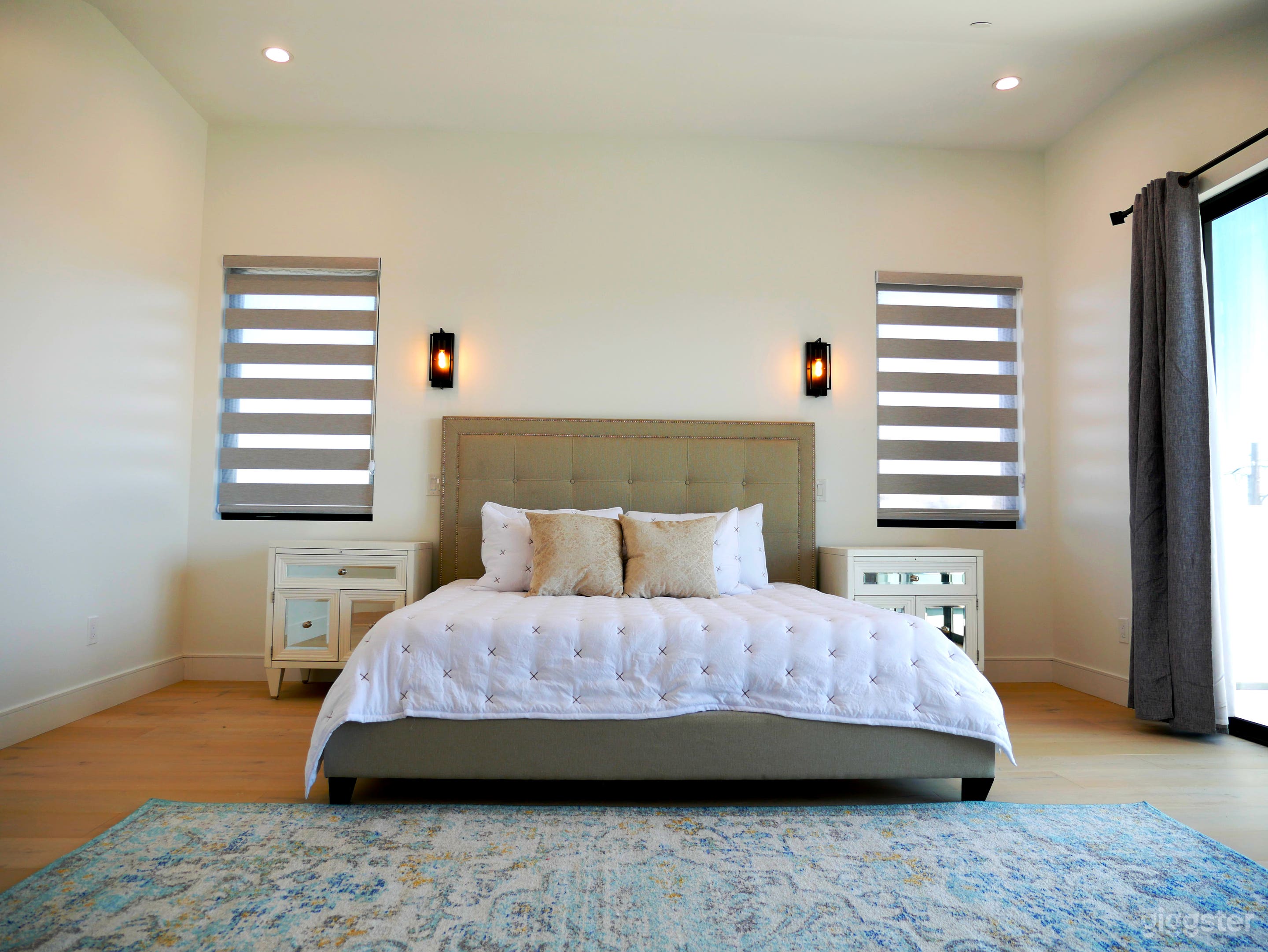 MODERN- BRAND NEW -3 LEVEL HOME  Photo 3