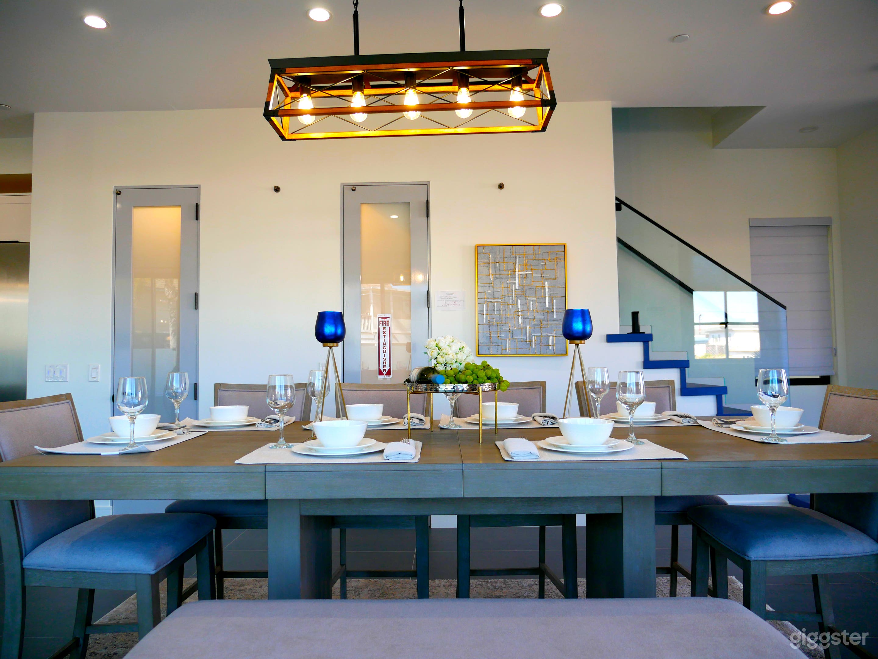 MODERN- BRAND NEW -3 LEVEL HOME  Photo 4