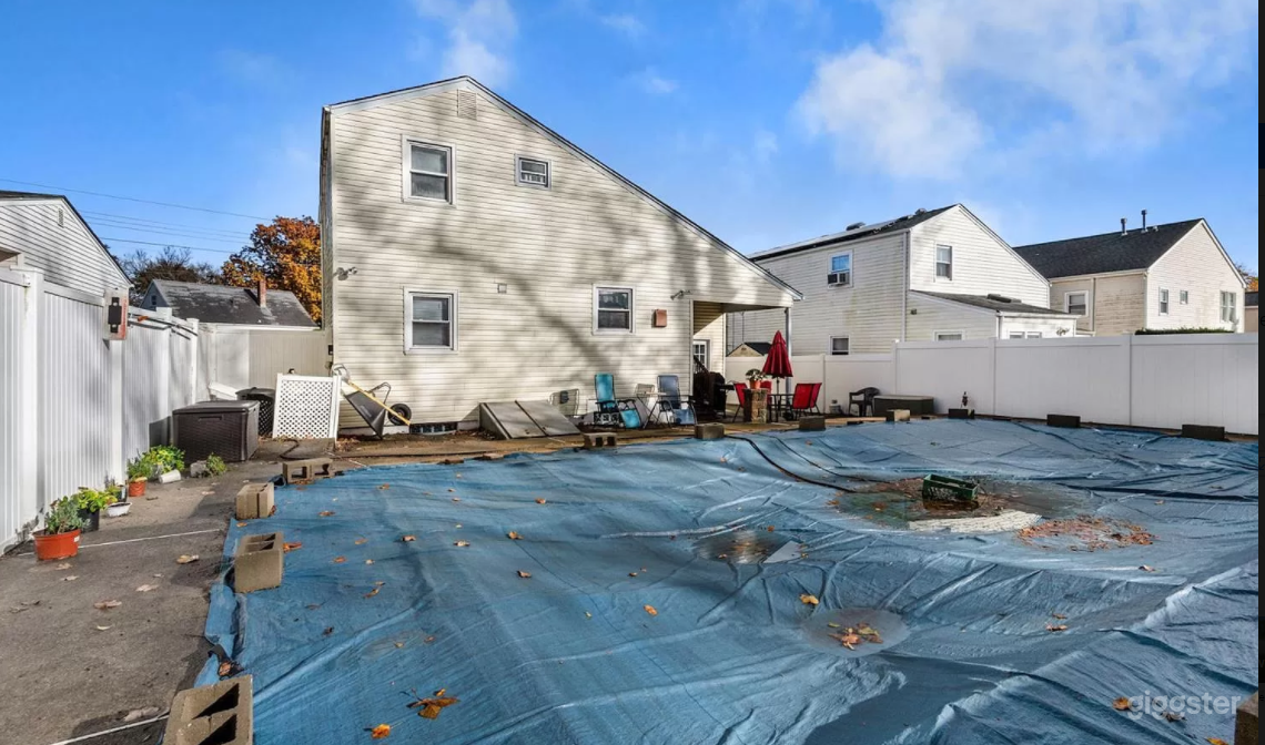 Beautiful Suburban Home w/ small bar in basement  Photo 3