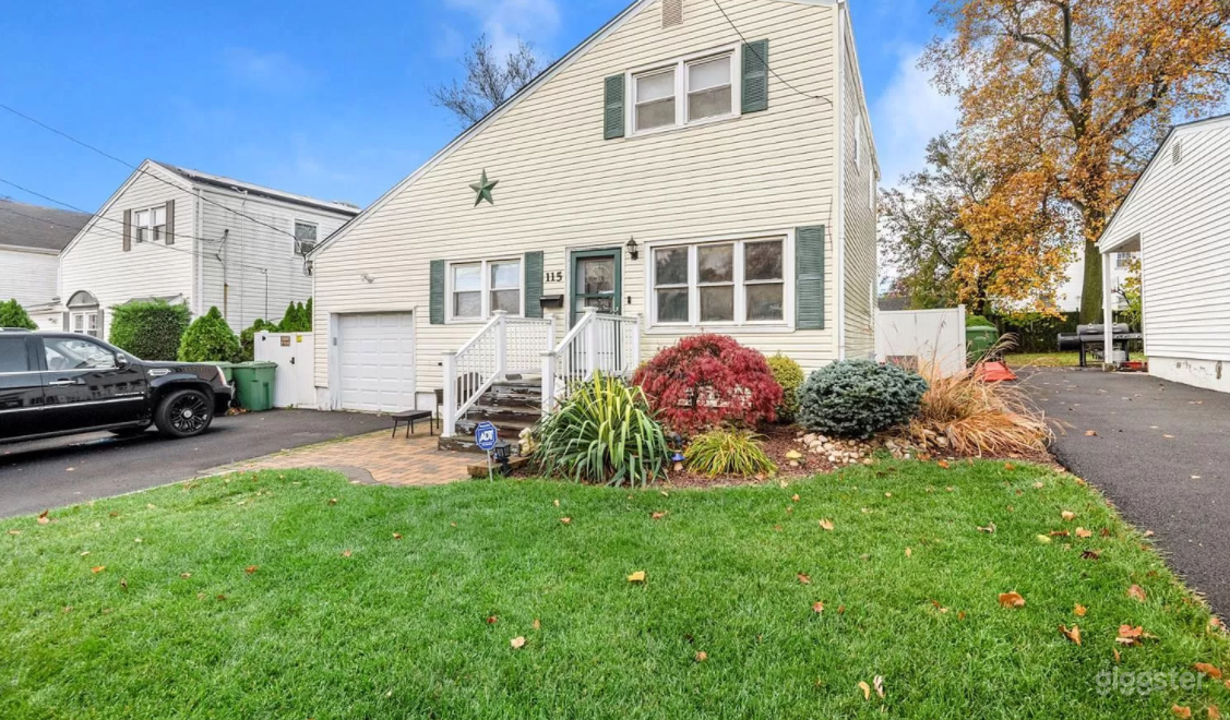 Beautiful Suburban Home w/ small bar in basement  Photo 1