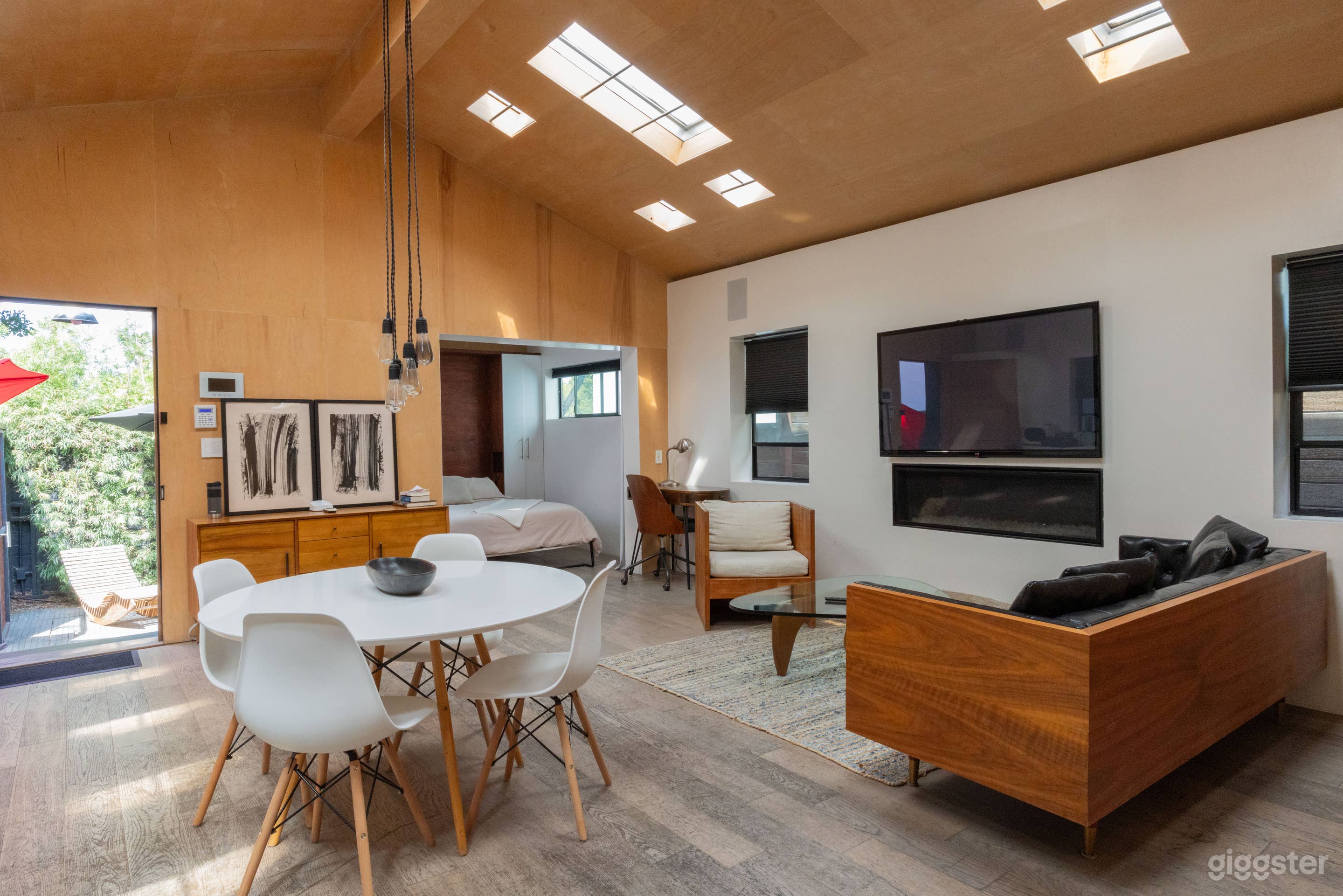 ArtSpace Bungalow Cathedral Ceiling Skylight Studio Photo 1