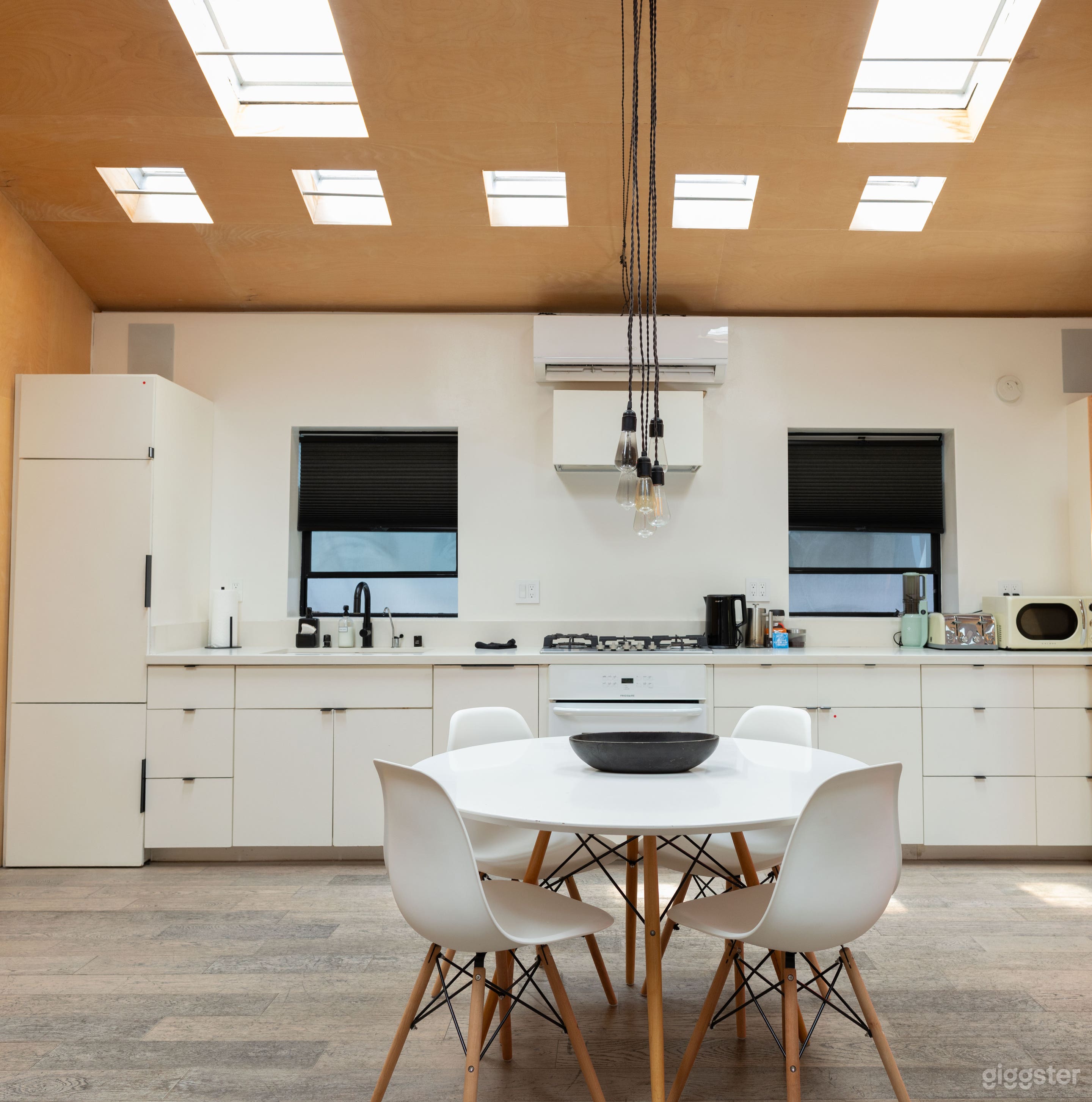 ArtSpace Bungalow Cathedral Ceiling Skylight Studio Photo 3