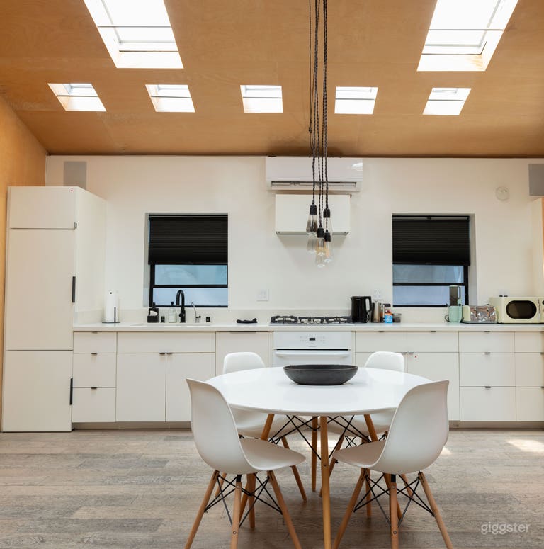  ArtSpace Bungalow Cathedral Ceiling Skylight Studio 