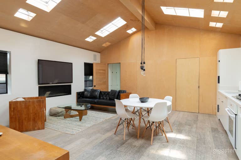  ArtSpace Bungalow Cathedral Ceiling Skylight Studio 