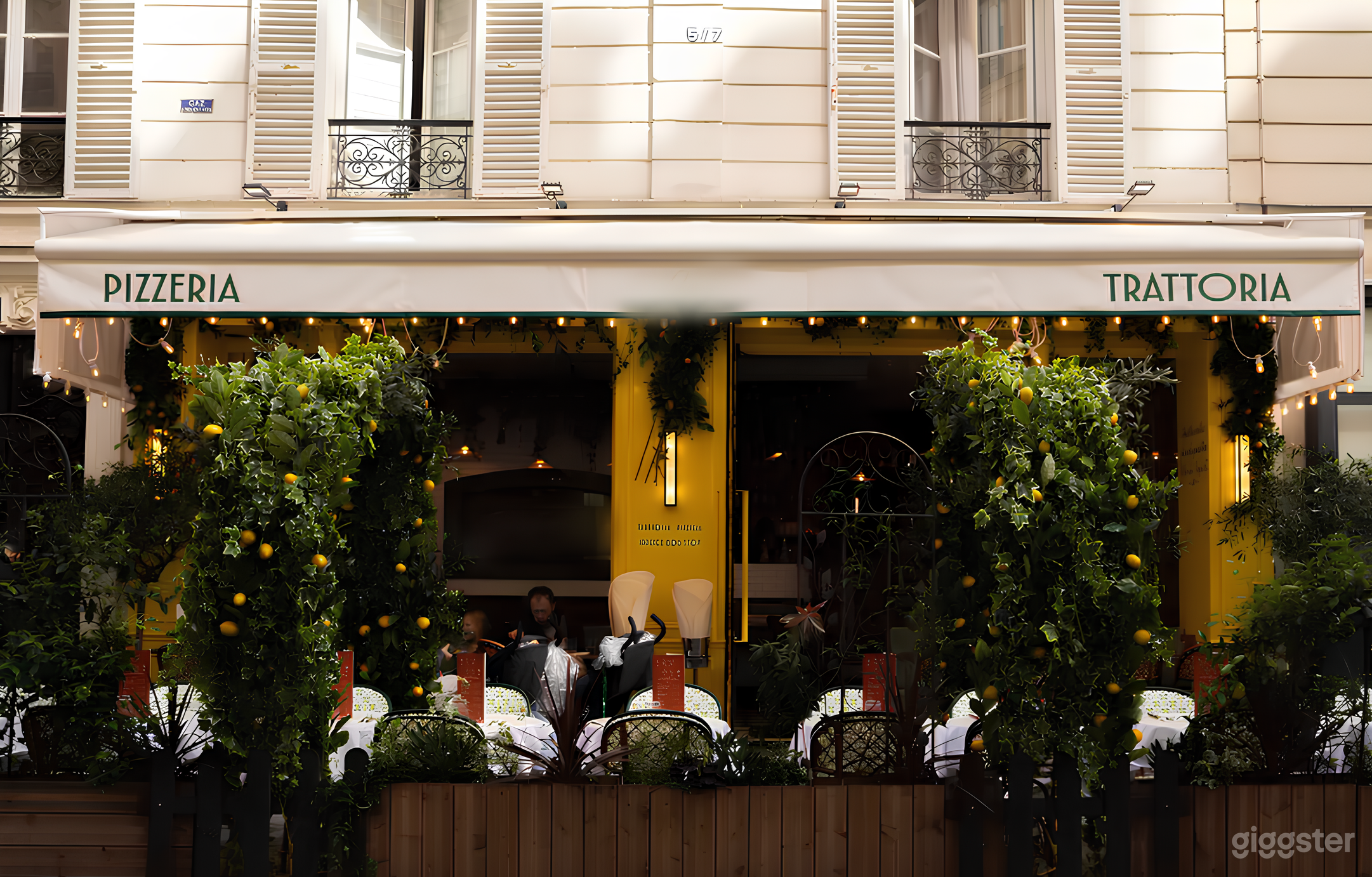 Photo de Restaurant italien avec vue imprenable sur la tour Eiffel 1