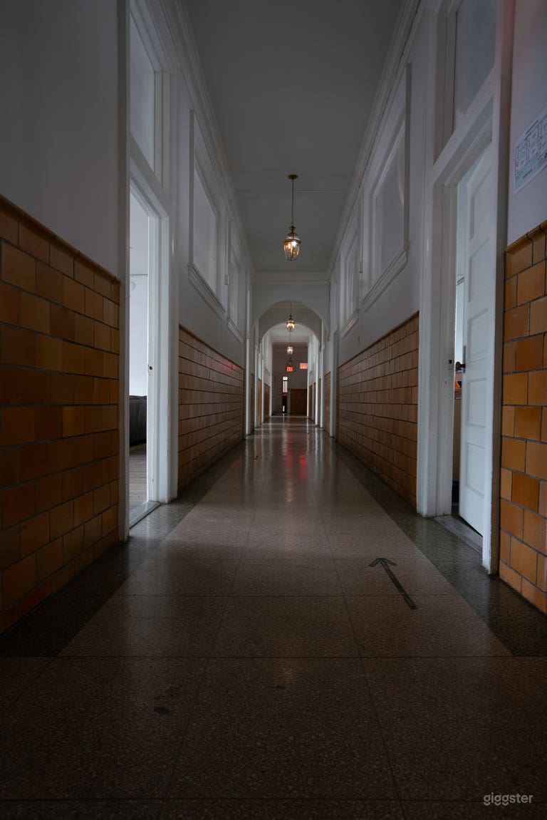  Vintage/Unique Auditorium & Hallway 