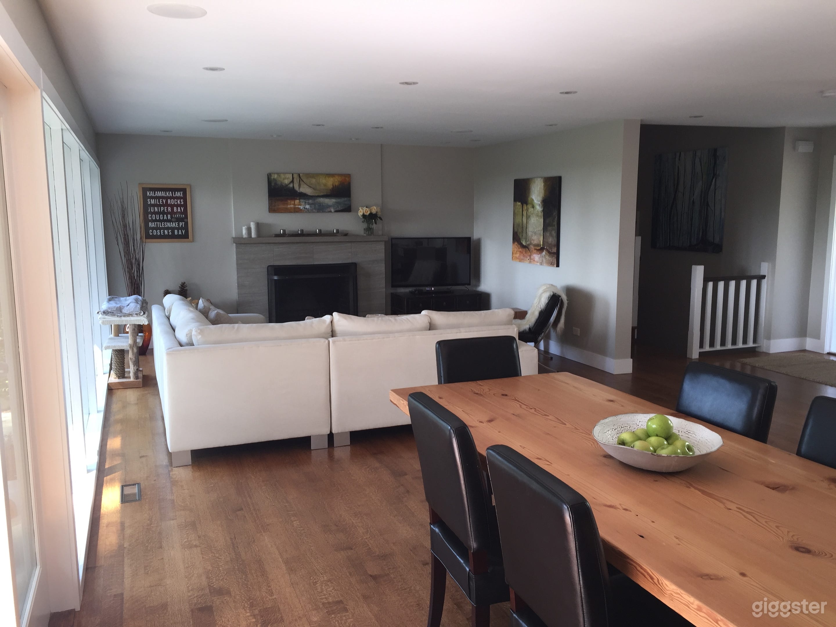 Private Contemporary House with City Views Photo 4