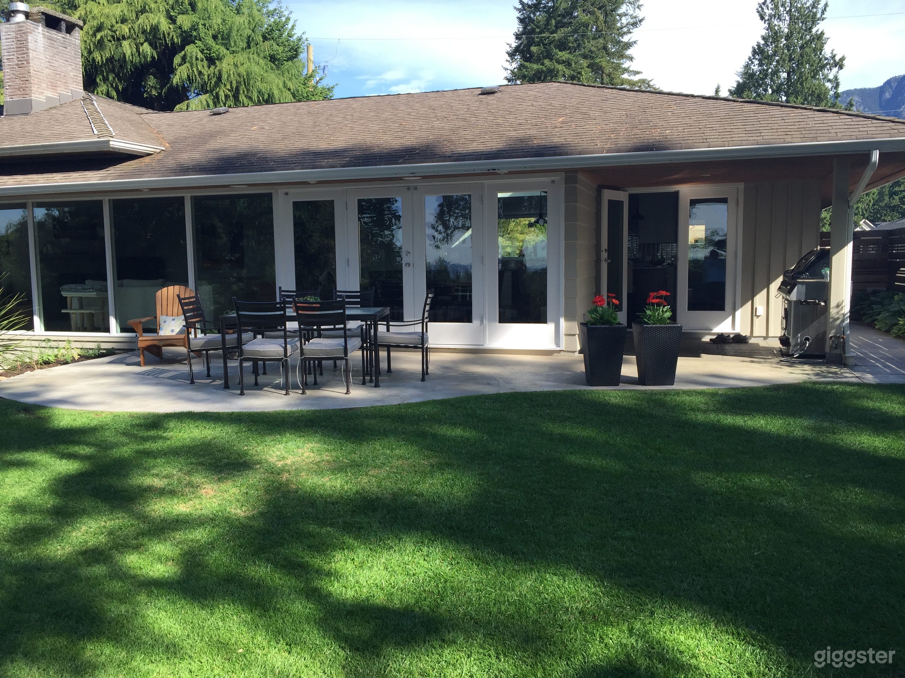 Private Contemporary House with City Views Photo 2